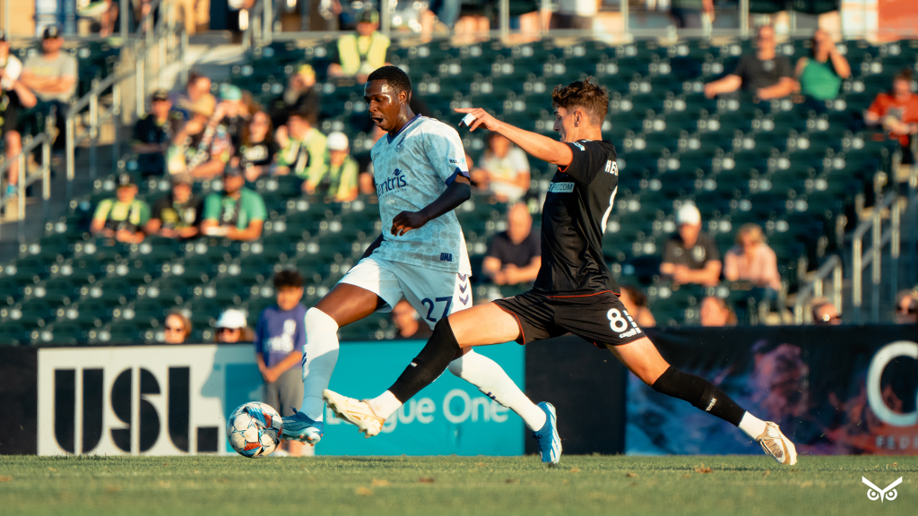 Ryen Jiba dribbling against Fuego FC