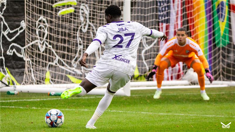 Ryen Jiba shooting on Fuego's goalkeeper
