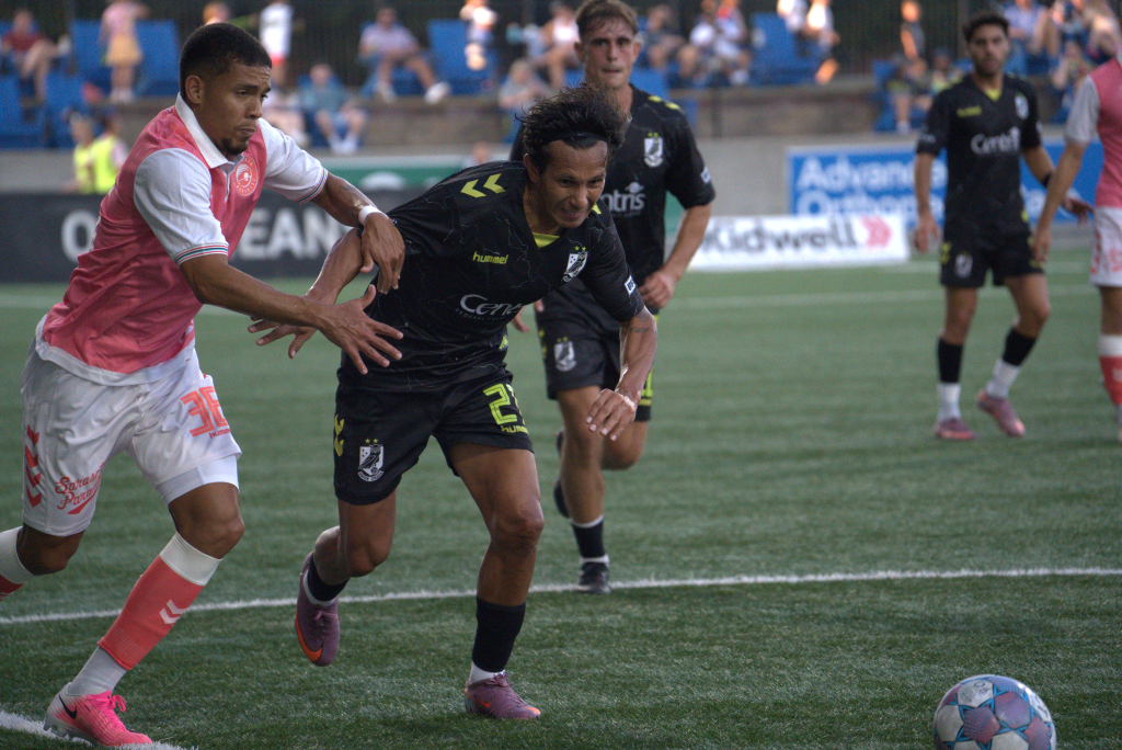 Aarón Gómez chasing a ball against Sarasota Paradise.