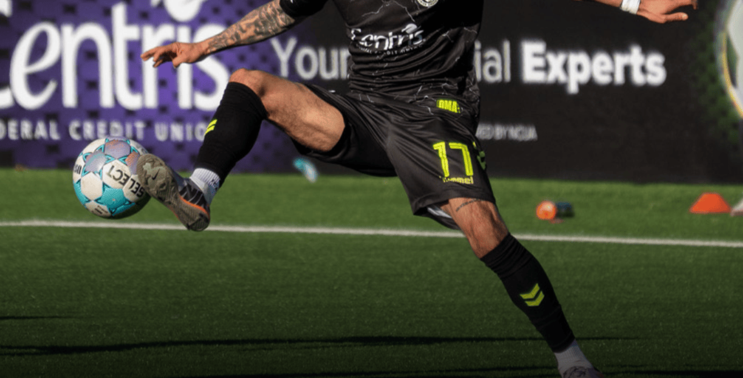 Diego Gutierrez controlling the ball