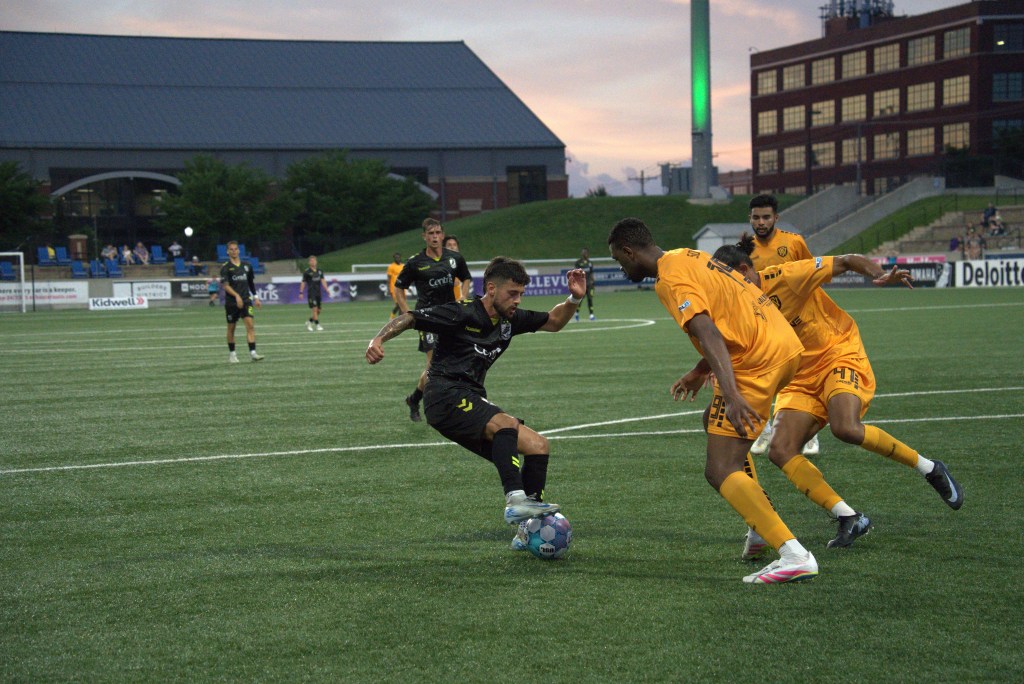 Diego Gutierrez controlling the ball against Fort Wayne FC defenders